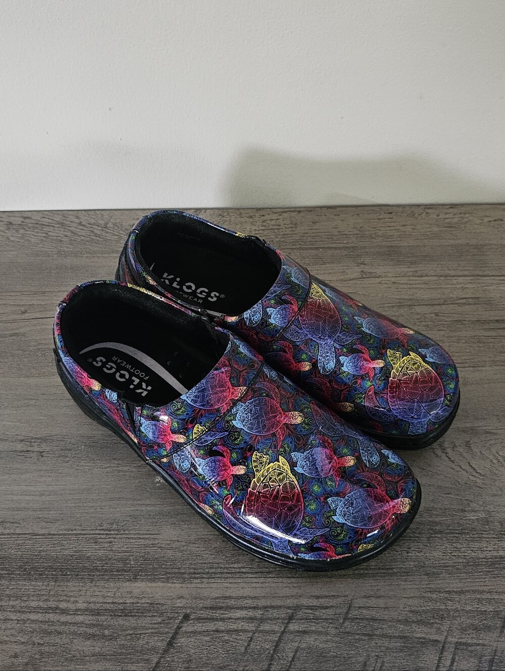 Klogs Women's Multicolor Sea Turtle Patent Clogs 6